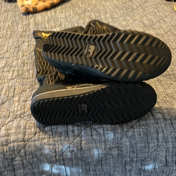 Sorel snow boots like new - Picture 2 of 9